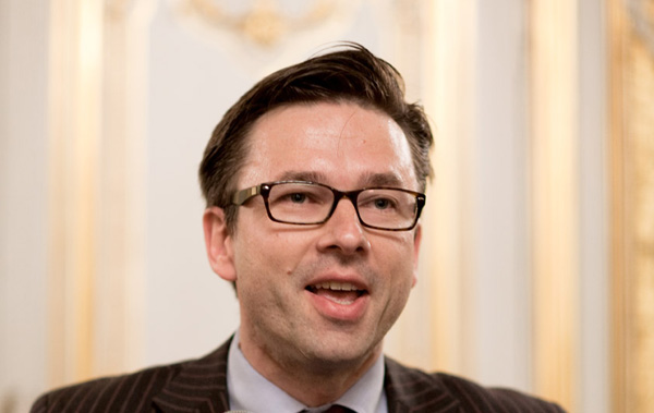 Conference de Mr.Edouard Tetreau, sur la sortie de son livre "Chronique de la folie americaine", organisee par l'Association Hec a l'Association France Amerique, sise 9 av Franklin Roosevelt 75008 Paris (France)